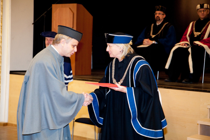 MgA. Roman Vondrouš a proděkanka Prof. PhDr. Irena Korbelářová, Dr. 01-mga-roman-vondrous-a-prodekanka-irena-korbelarova-mg-9838